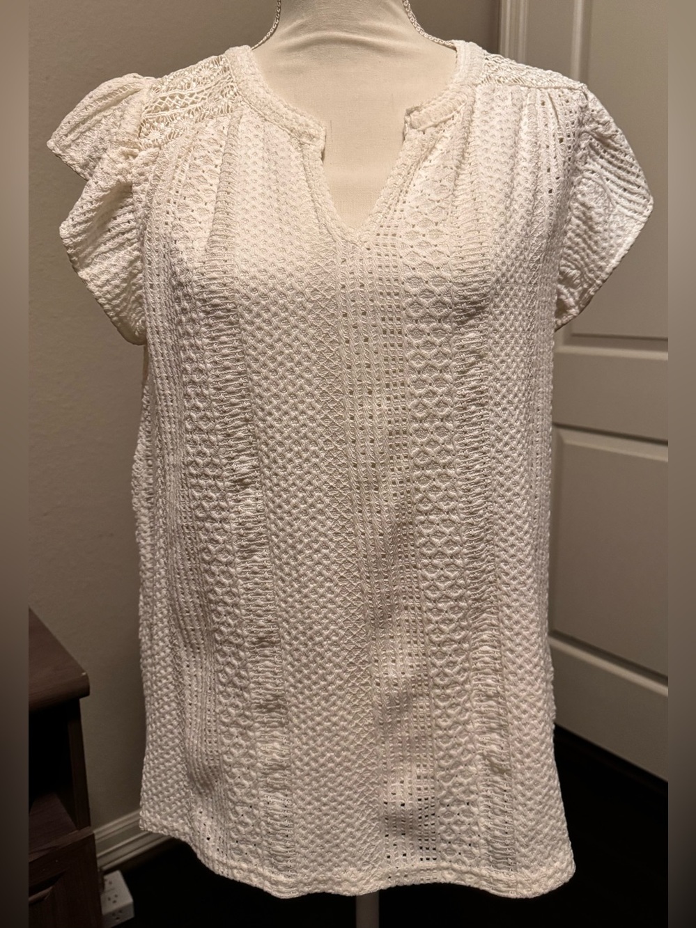 Cable & Gauge Women’s White Blouse with Eyelet Detail Size Medium NWT
